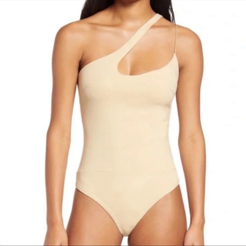 NEW LULU’S Heading Out Tonight Asymmetrical One-Shoulder Bodysuit in Beige